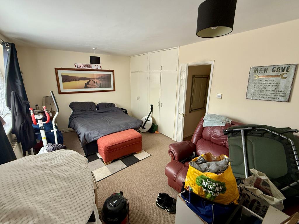 Lot: 36 - FREEHOLD MIXED USE BLOCK FOR INVESTMENT WITH DEVELOPMENT POTENTIAL - 74 Holland Road bedroom